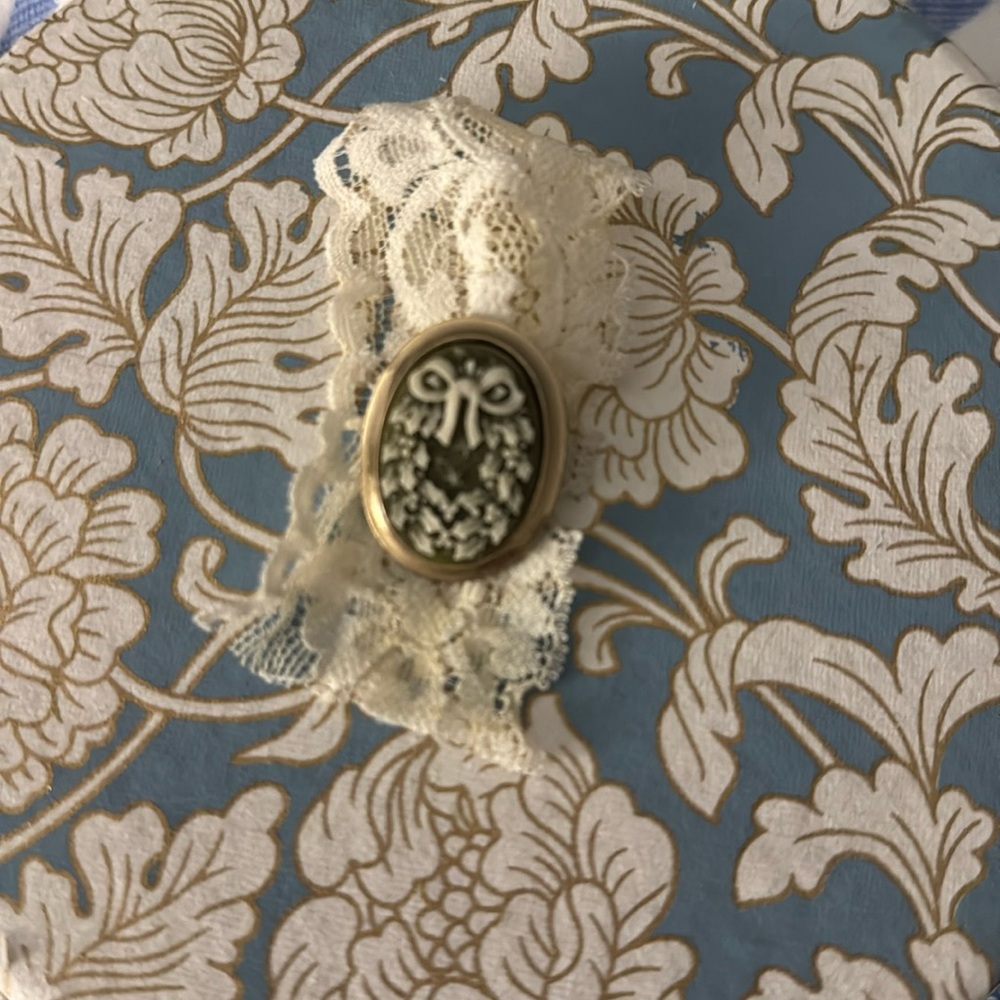 Christmas Wreath Cameo Pin